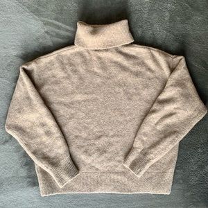 H&M cream/tan/beige/brown turtleneck small